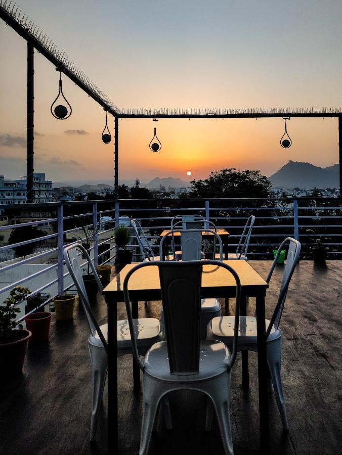 Hotel Lake Bridge Udaipur Bagian luar foto
