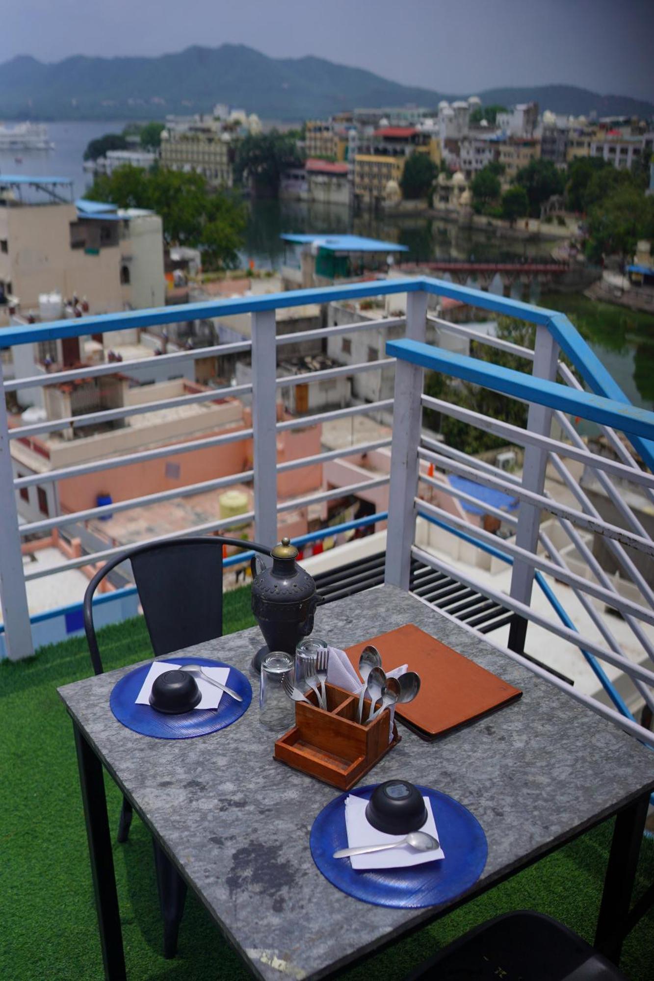 Hotel Lake Bridge Udaipur Bagian luar foto